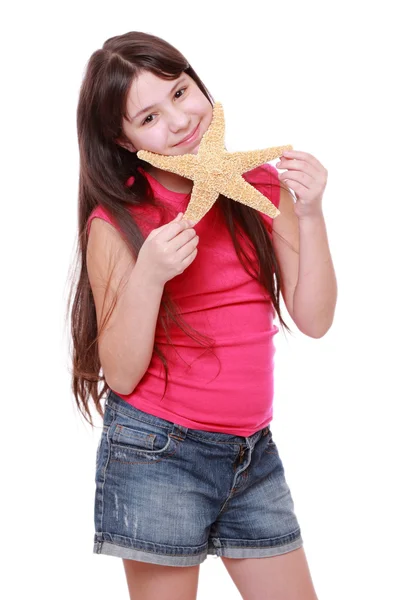 Meisje bedrijf grote seastar — Stockfoto