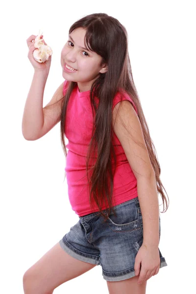 Chica sosteniendo concha — Foto de Stock