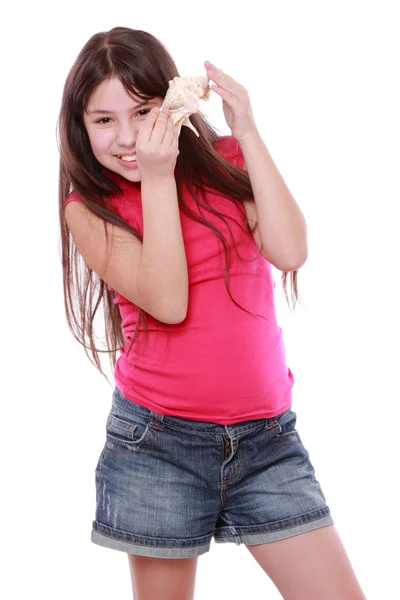 Menina segurando concha — Fotografia de Stock