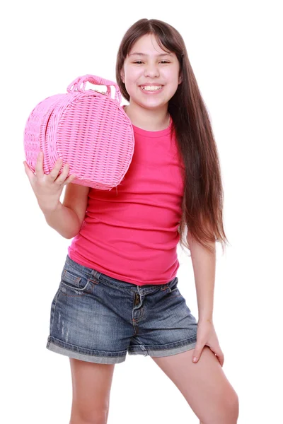 Flicka som håller en picknickkorg — Stockfoto