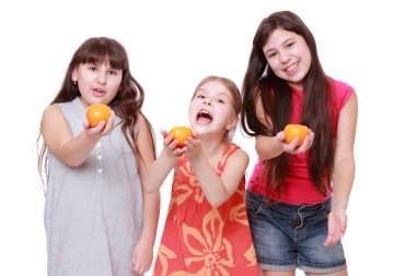 Smiley mandalina holding neşeli pozitif küçük kızlar