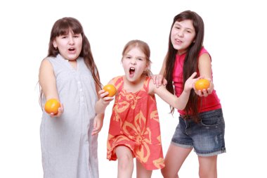 Smiley mandalina holding neşeli pozitif küçük kızlar