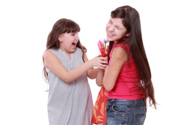 tencereye bahar çiçek tutan kızlar