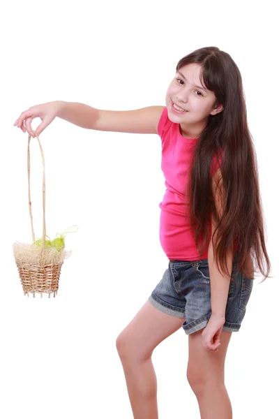 Menina segurando cesta com ovos de Páscoa — Fotografia de Stock