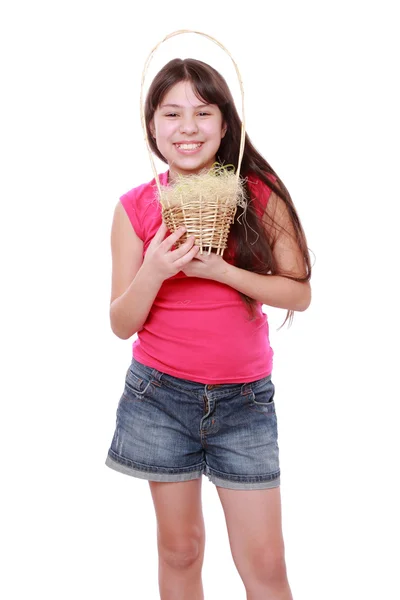 Dívka drží koš s velikonočními vejci — Stock fotografie