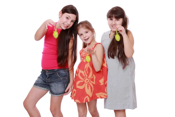 Веселые Маленькие Девочки Держат Разноцветные Яйца Пасху — стоковое фото