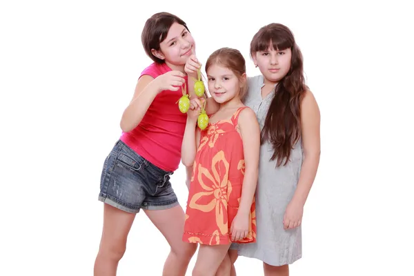 Fröhliche Kleine Mädchen Mit Bunten Ostereiern — Stockfoto