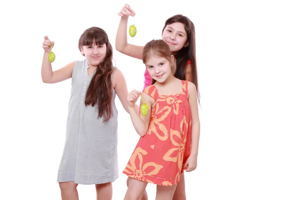Mädchen halten Ostereier in der Hand — Stockfoto