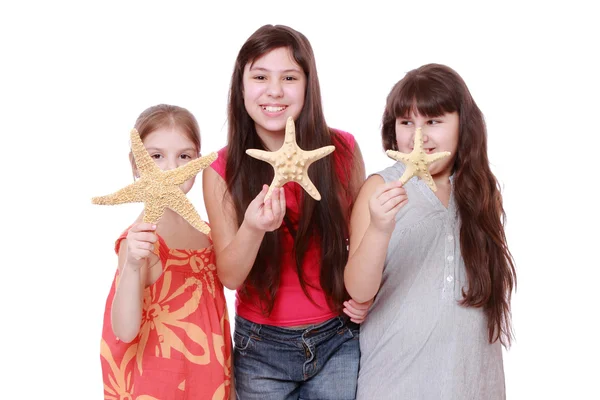 Chicas sosteniendo estrellas de mar —  Fotos de Stock