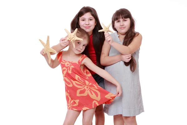Kızlar starfishes holding — Stok fotoğraf
