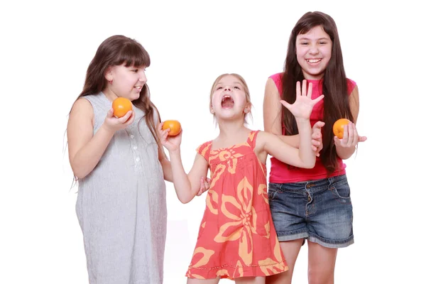 Meninas segurando tangerinas — Fotografia de Stock