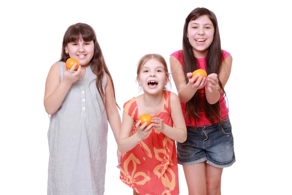 Holčičky drží mandarinky — Stock fotografie
