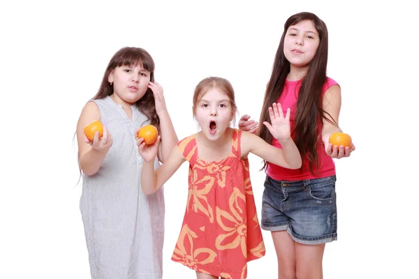 Holčičky drží mandarinky — Stock fotografie