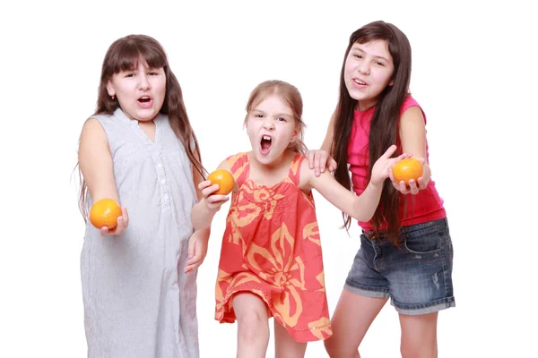 Sonriente Alegre Positivo Niñas Sosteniendo Mandarinas —  Fotos de Stock