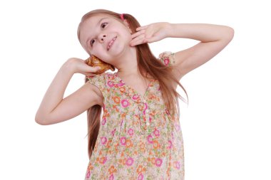 Deniz kabuğu tutan kız