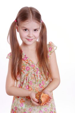 Deniz kabuğu tutan kız