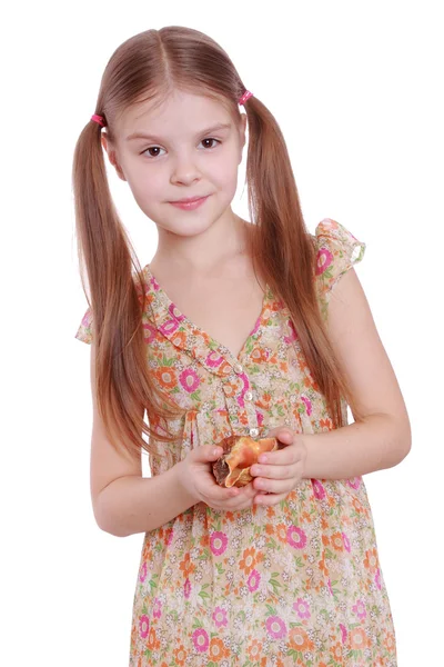 Dívka drží mořské mušle — Stock fotografie