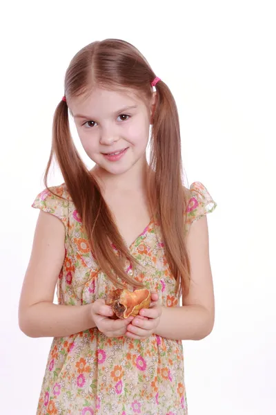 Girl holding sea shell — Stock Photo, Image