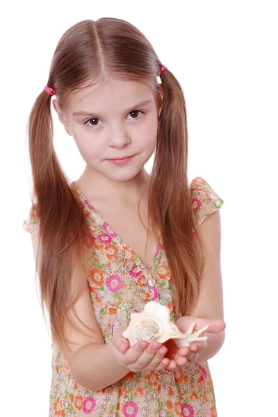 Dívka drží mořské mušle — Stock fotografie