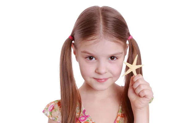 Girl holding starfish — Stock Photo, Image