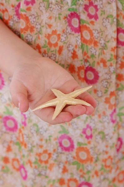 Niña sosteniendo estrellas de mar — Foto de Stock