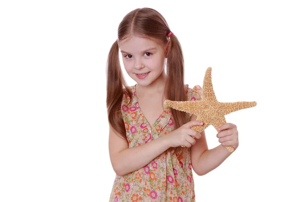 Girl holding a starfish — Stock Photo, Image