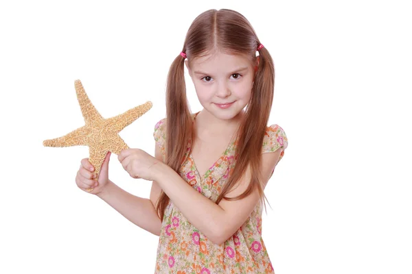 Chica sosteniendo una estrella de mar — Foto de Stock