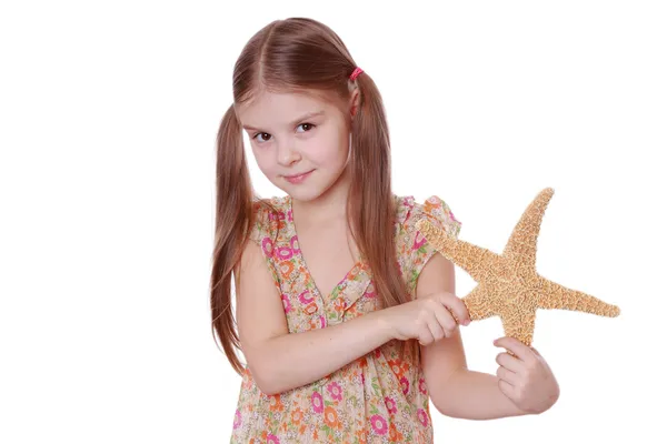 Девушка держит морскую звезду — стоковое фото
