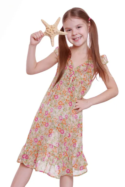 Girl holding a starfish — Stock Photo, Image