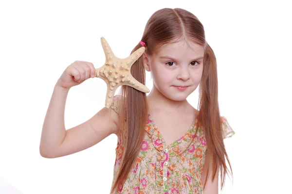 Menina segurando uma estrela do mar — Fotografia de Stock