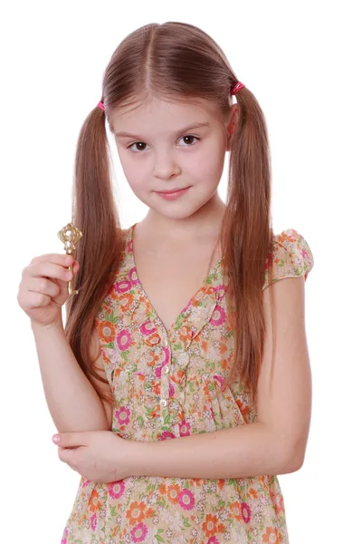Dívka drží zlaté vintage starý klíč — Stock fotografie