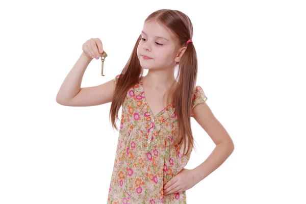 Dziewczyna trzyma złoty starodawny stary klucz — Zdjęcie stockowe