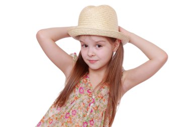 küçük kız yazlık elbise ve hasır şapka