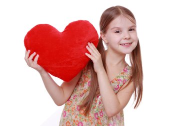 Kız büyük bir kırmızı kalp sarılma