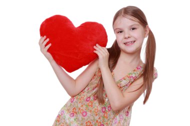 Kız büyük bir kırmızı kalp sarılma