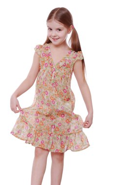 Kız giyiyor yazlık elbise