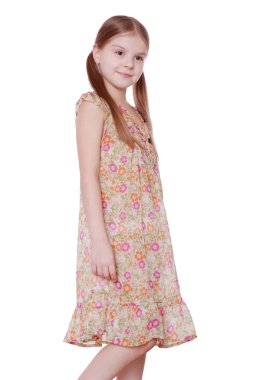 Kız giyiyor yazlık elbise