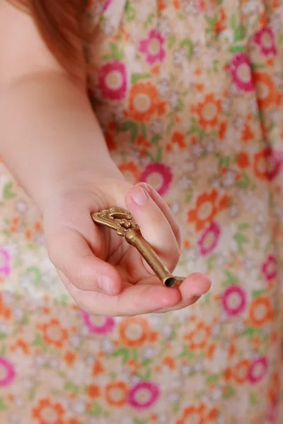 Meisje gouden vintage oude toets ingedrukt te houden — Stockfoto