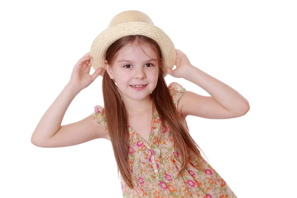 Klein meisje in zomerjurk en stro hoed — Stockfoto