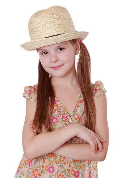 Küçük kız yazlık elbise ve hasır şapka — Stok fotoğraf