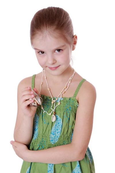 Девочка держит маленькую морскую раковину — стоковое фото
