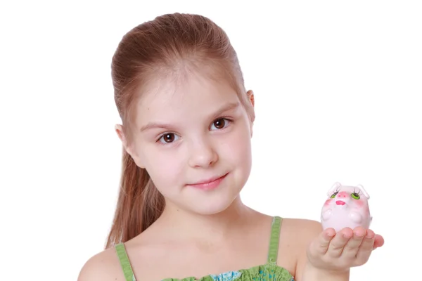 Mädchen spart Geld in Sparschwein — Stockfoto