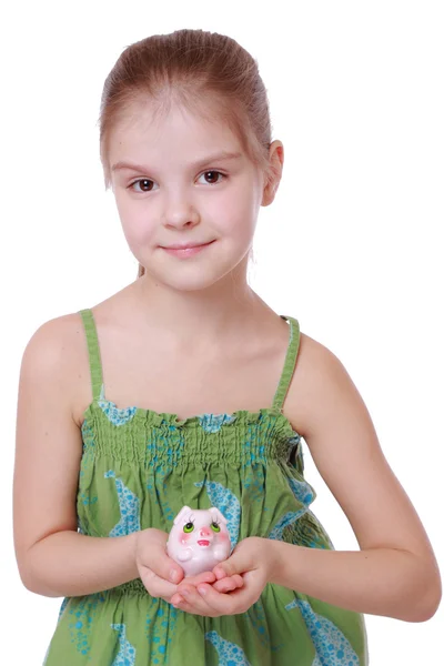 Menina economizando dinheiro em um porquinho-banco — Fotografia de Stock