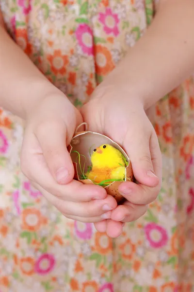 Menina com ovo de Páscoa vermelho — Fotografia de Stock