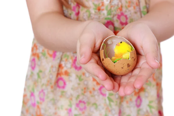 Ragazza con uovo di Pasqua rosso — Foto Stock