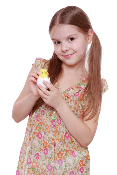 Menina segurando um ovo de galinha — Fotografia de Stock