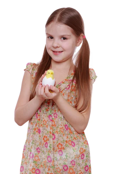 Flicka som håller en kyckling ägg — Stockfoto