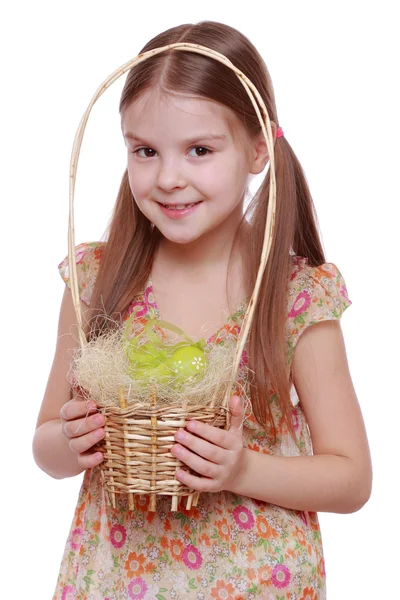 Menina segurando cesta com ovos de Páscoa — Fotografia de Stock