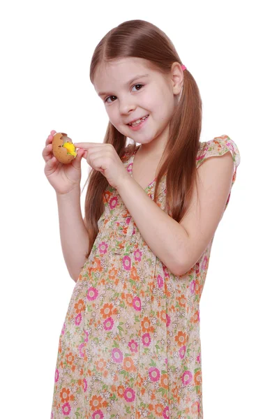 Menina segurando um ovo de galinha — Fotografia de Stock