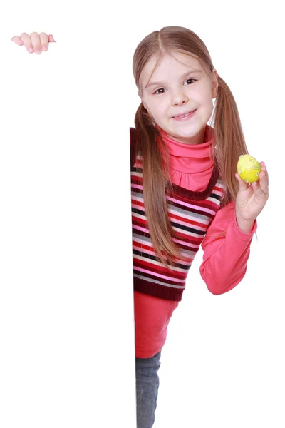 Menina segurando ovo de Páscoa e branco em branco — Fotografia de Stock